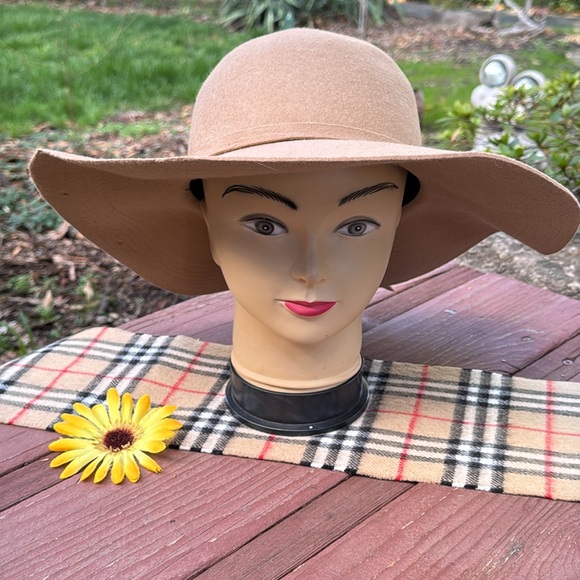 Vintage Accessories - 🩷 VINTAGE; Camel-Colored, Wide-Brimmed, 100% Wool Hat will keep you nice & Warm!